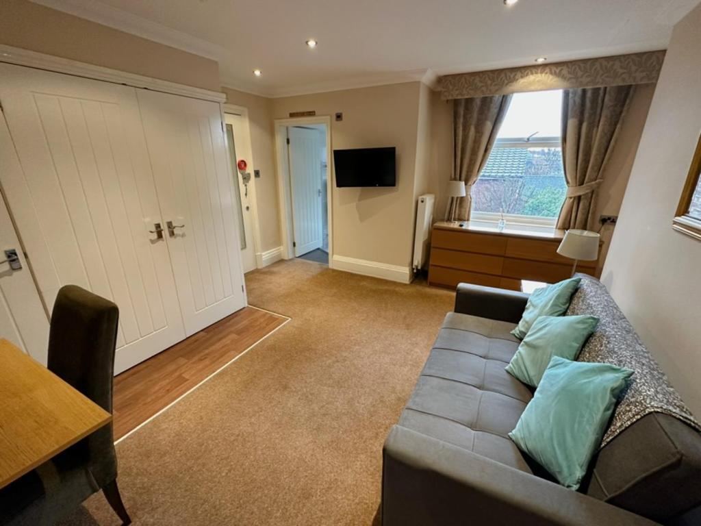 Cheshire Hospitality Ltd Trading As Lennox Lea Studios And Apartments Sale Kamer foto